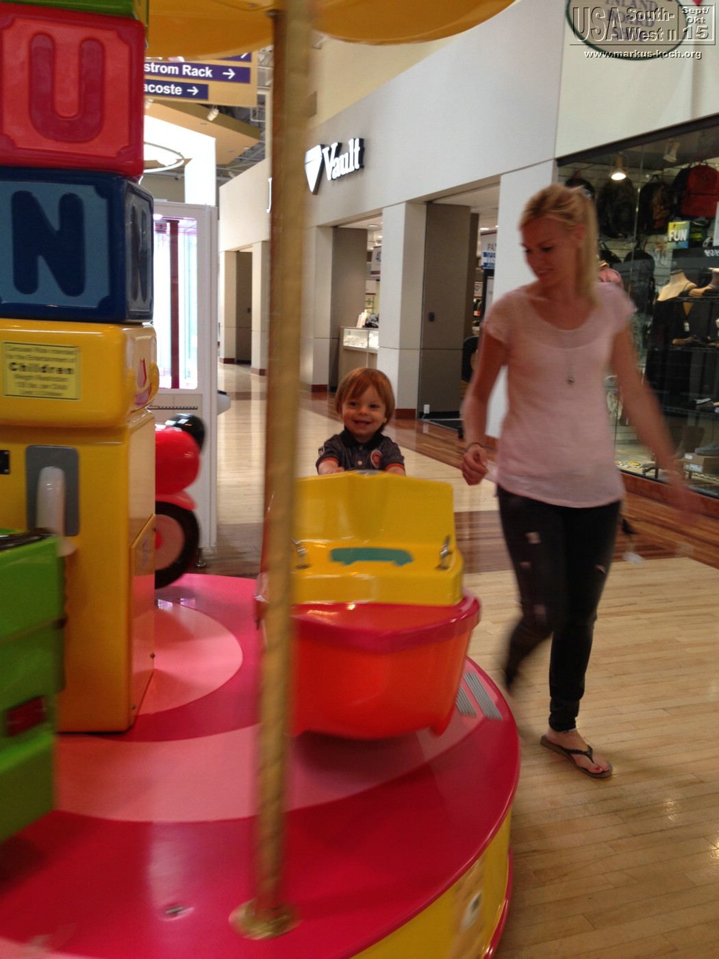 20151019_ontariomillsmall_shopping_mk03
